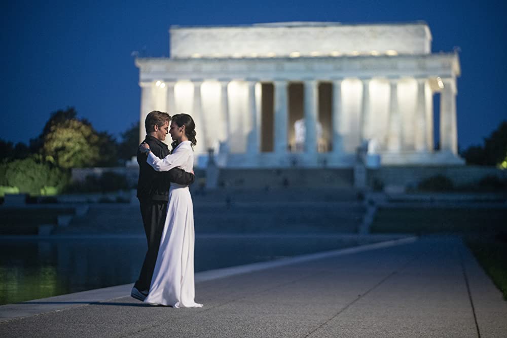 Chris Pine and Gal Gadot as Steve Trevor and Diana in Washington D.C. (Photo credit: Warner Bros.)