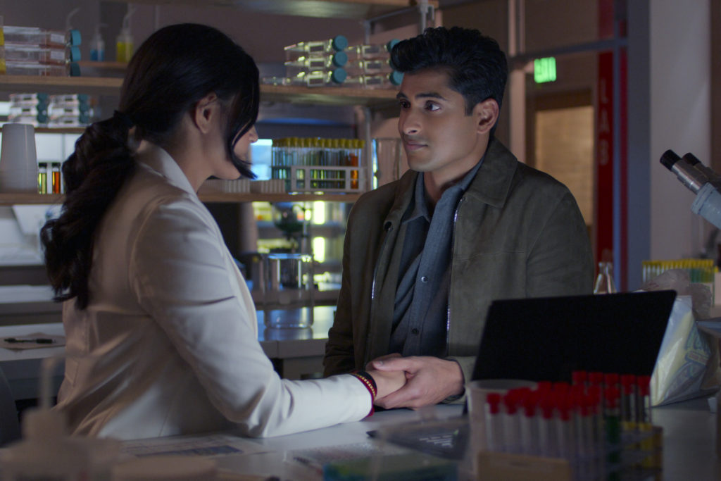 NEVER HAVE I EVER (L to R) RICHA MOORJANI as KAMALA and RUSHI KOTA as PRASHANT in episode 204 of NEVER HAVE I EVER Cr. COURTESY OF NETFLIX © 2021